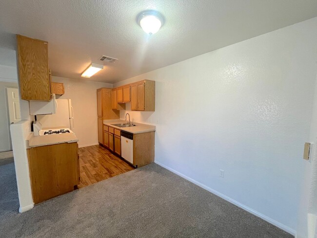 Foto del edificio - SPACIOUS 2BED/2BATH CONDO * SECOND FLOOR FLOOR UNIT*