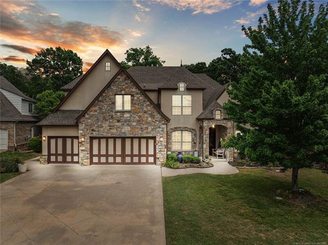 Primary Photo - Stunning 5 bedroom 4.5 bath in Stonebrooke...