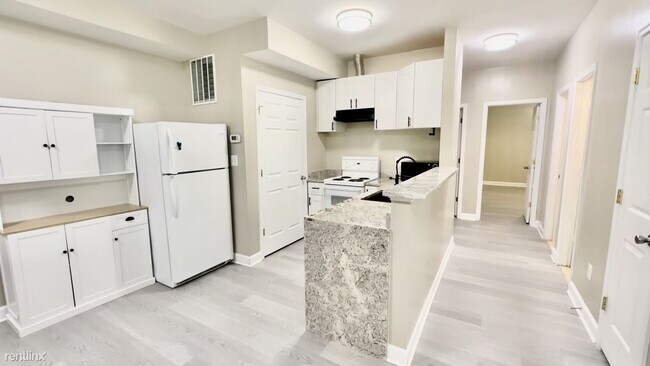 Building Photo - 2 br, 1 bath Duplex - 2056 Shirlington Road B