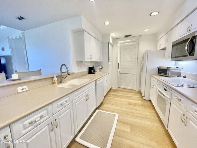 Foto del edificio - Furnished Harbour Village Condo!
