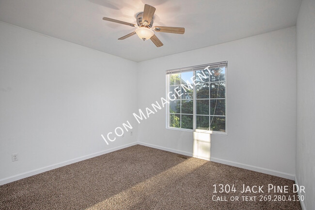 Foto del edificio - 1304 Jack Pine Way