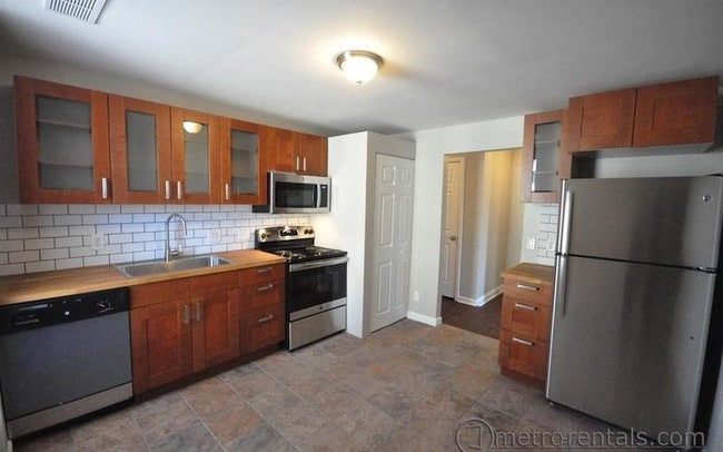 Foto del edificio - 452 W 3rd Ave