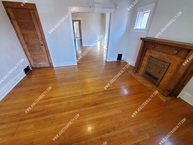 Building Photo - Spacious Apartment in Longfellow Neighborh...