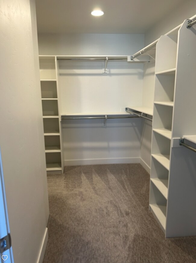 Foto del edificio - Spacious 6-Bedroom Home in the Heart of Vi...