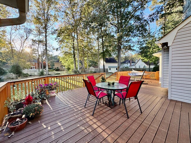 Foto del edificio - Fabulous 4-Bedroom Home w/2-Car Attached Garage! Dog Friendly - Screened Porch!