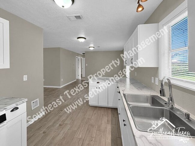 Building Photo - 620 Smelker Ave