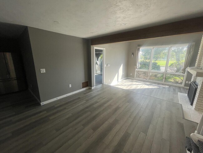 Building Photo - 1613 S Black Ave