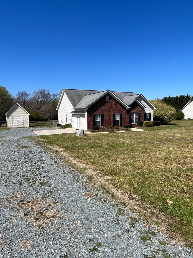 Building Photo - 3 Bedroom Single Family Home (LARGE BACK Y...