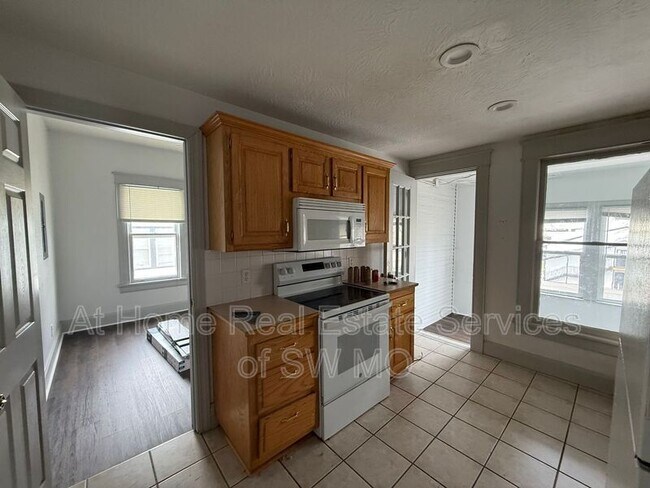 Building Photo - 1021 E Walnut St