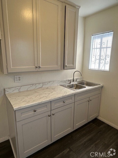 Building Photo - 932 W 71st St