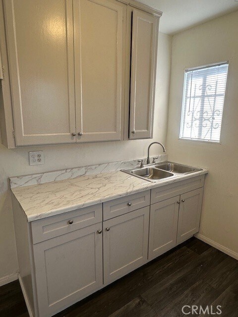 Foto principal - 932 W 71st St