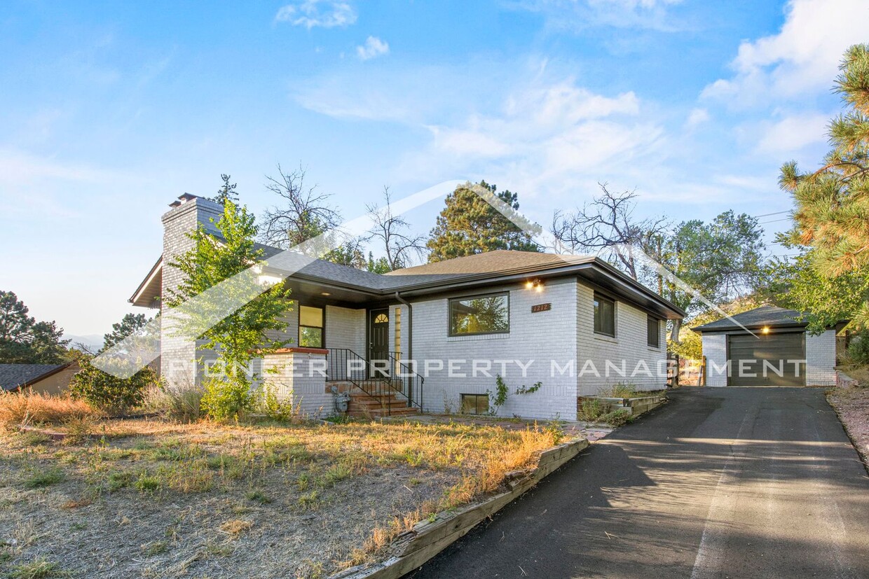 Foto principal - Charming Brick Home with Mountain Views Ne...