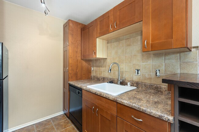 Foto del edificio - 8150 Lemon Ave