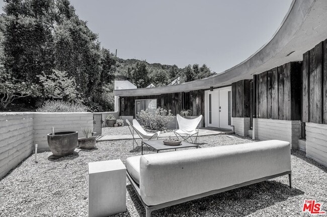 Building Photo - 25202 Piuma Rd