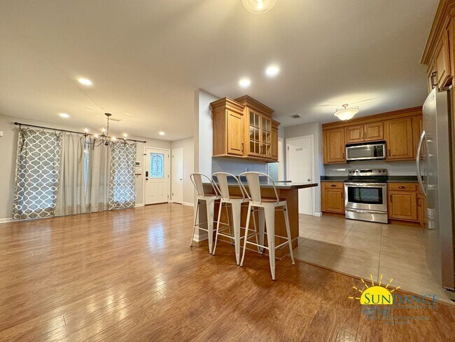 Foto del edificio - Charming 5-Bedroom Oasis in Oakland Heights!