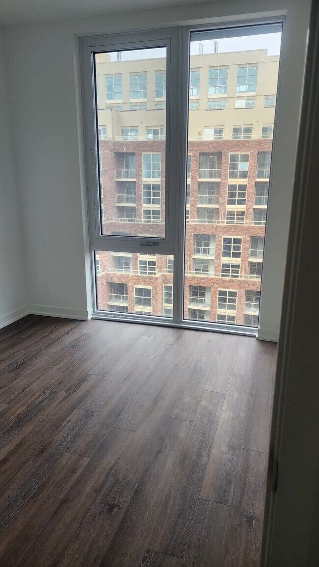 Photo du bâtiment - 1808 St Clair Av W