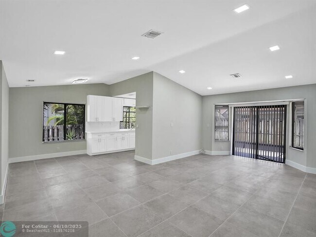 Foto del edificio - 3216 NW 105th Ave