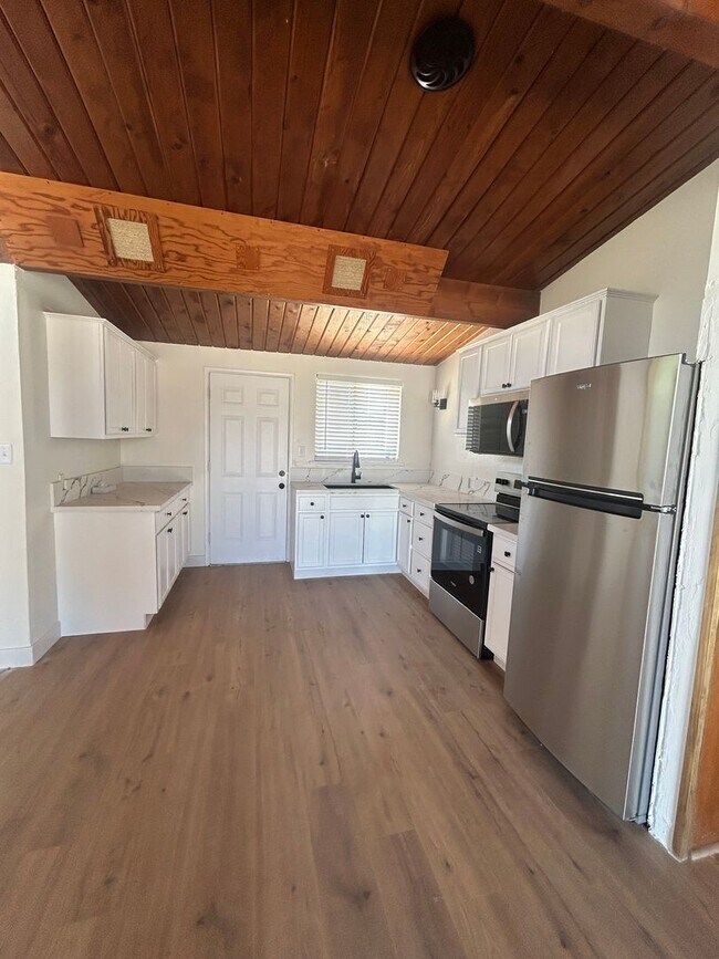 Building Photo - Eclectic 2 Bedroom 1 Bathroom Home
