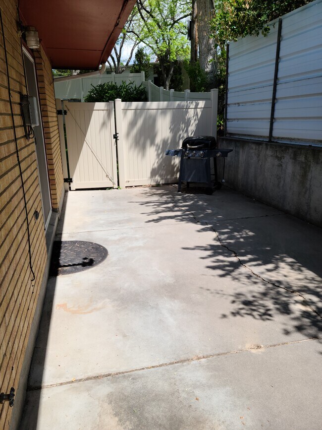 ¡Tu patio privado con puerta lateral! - 110 Stanford Ave