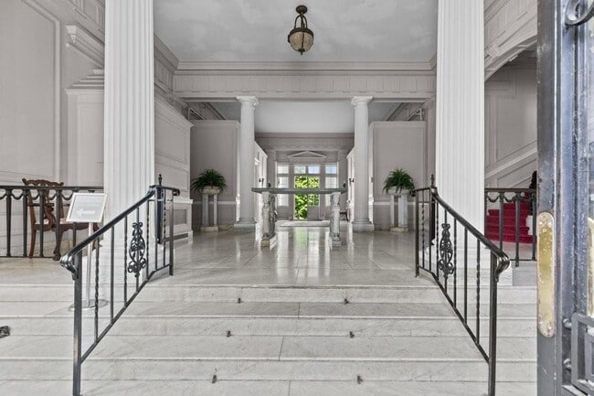 Building Photo - 553 Bellevue Ave
