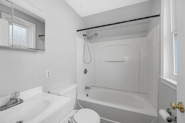 Building Photo - 16 Epping St