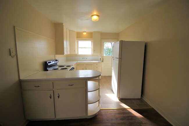 Building Photo - Cottage Style 1/1 Duplex Near Downtown New...