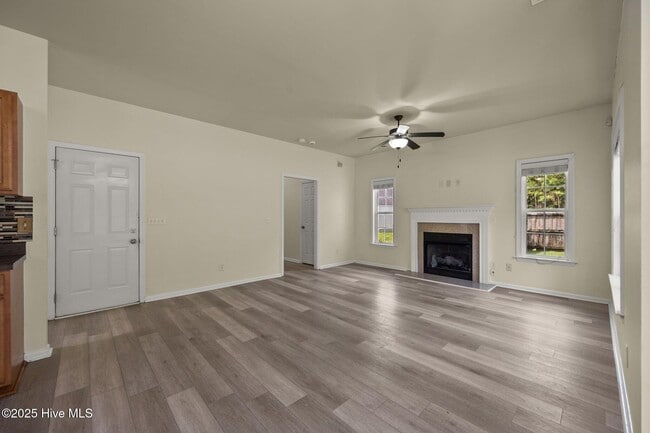 Foto del edificio - 1004 Summerfield Ct