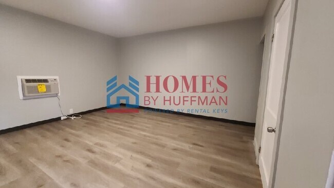 Building Photo - Effiency Unit including Utilities | Move I...