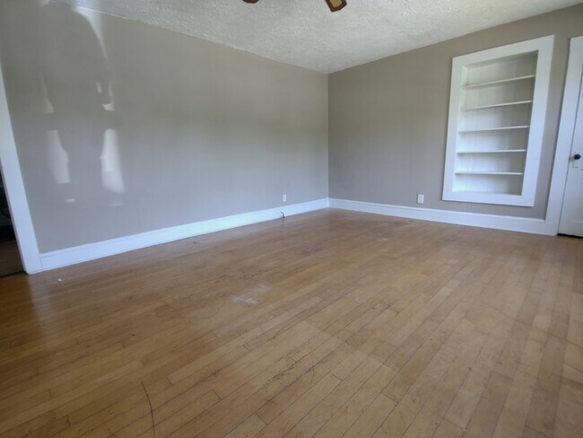 Building Photo - 505 W Highland Rd