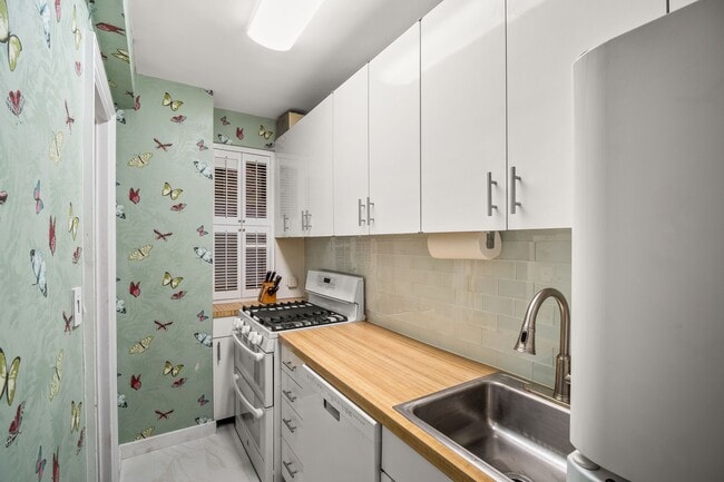Foto del edificio - 319 E 50th St