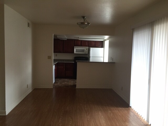 Foto del edificio - 5261 River Glen Dr