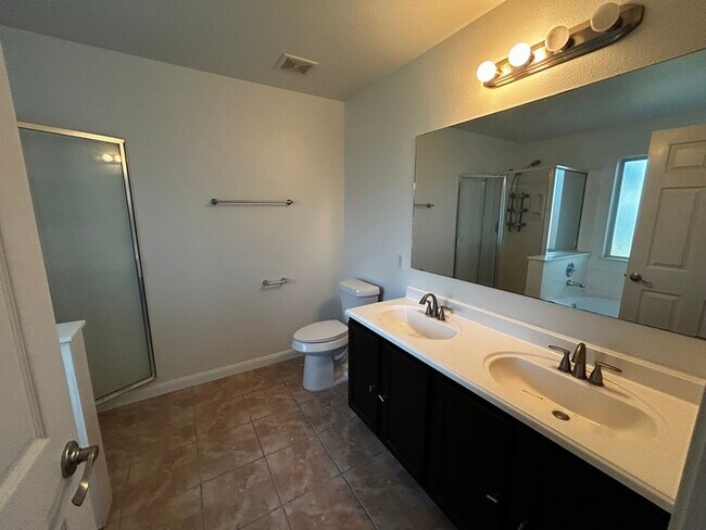 Foto del edificio - 4-Bedroom, 2-Bath Home in Carriage Hills N...