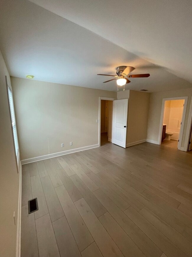 Building Photo - 300 Mockingbird Ln