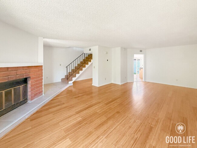 Foto del edificio - Modern 3BR/2.5BA Home with A/C and Attache...