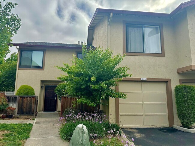 Building Photo - $3,340 - GORGEOUS CENTRAL FREMONT TOWN HOM...