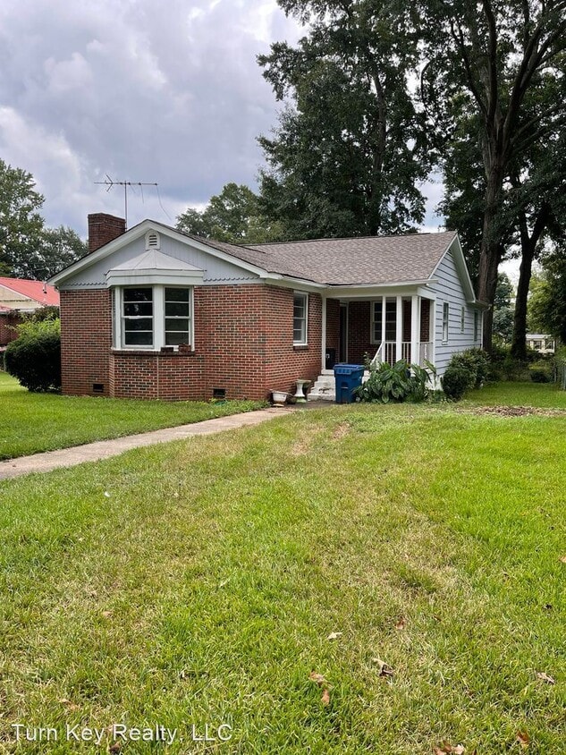 3 br, 1.5 bath House 216 Pinewood Avenue House Rental in Birmingham