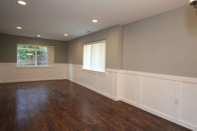 Building Photo - Fully Renovated Rambler - Corner lot!