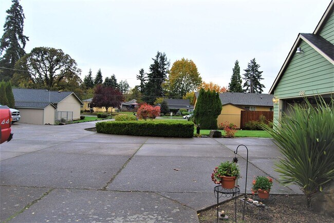 Building Photo - Well maintained 2Bd/2Ba Single Story Duple...