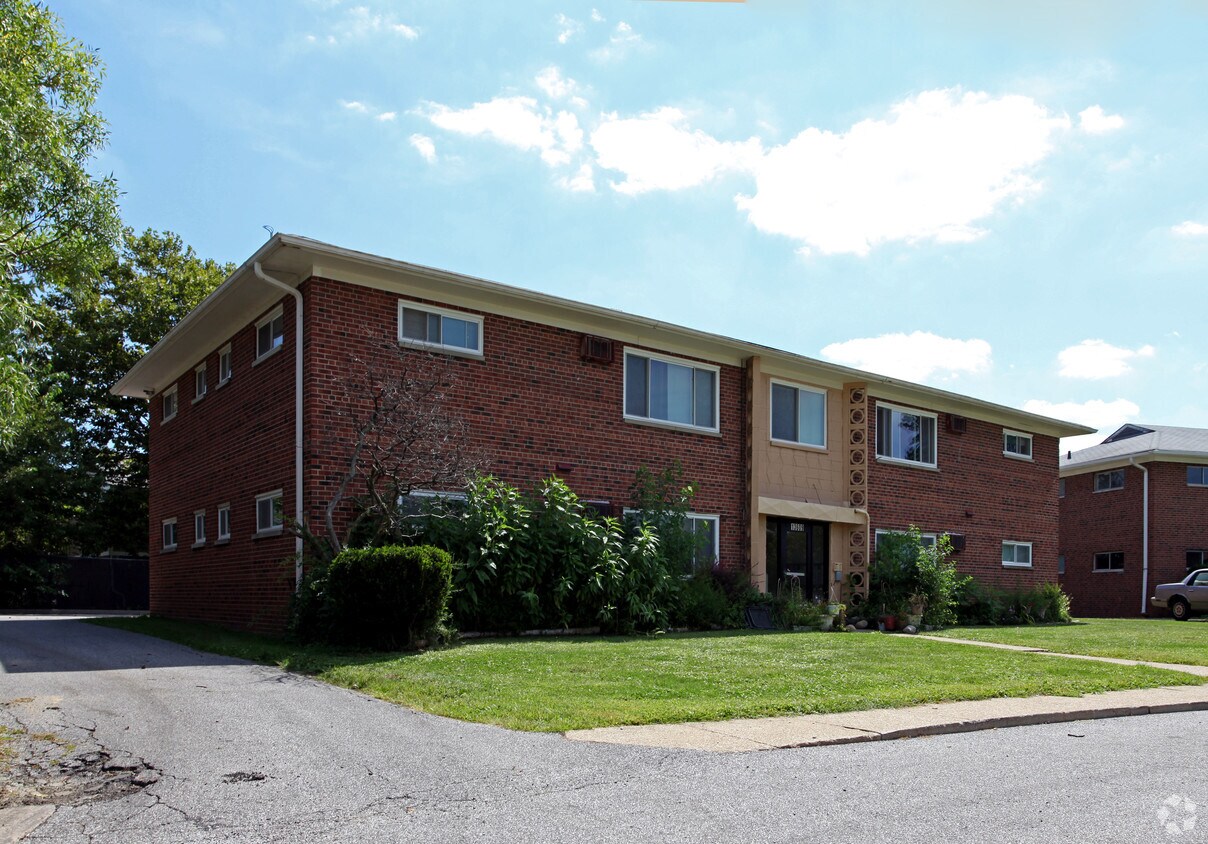 Building Photo - 13621 Bellaire Rd