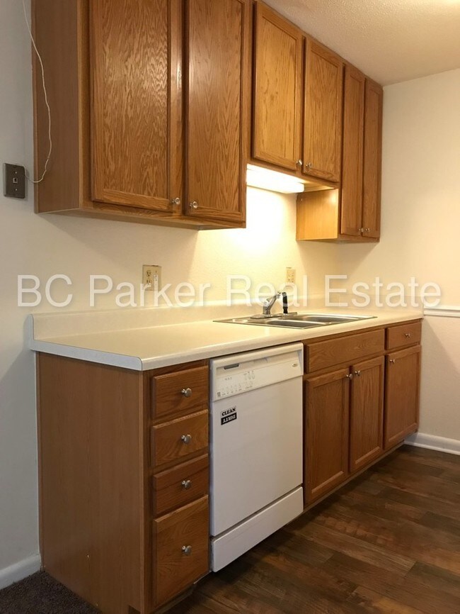 Building Photo - 2 Bedroom 1 Bath - Apartment