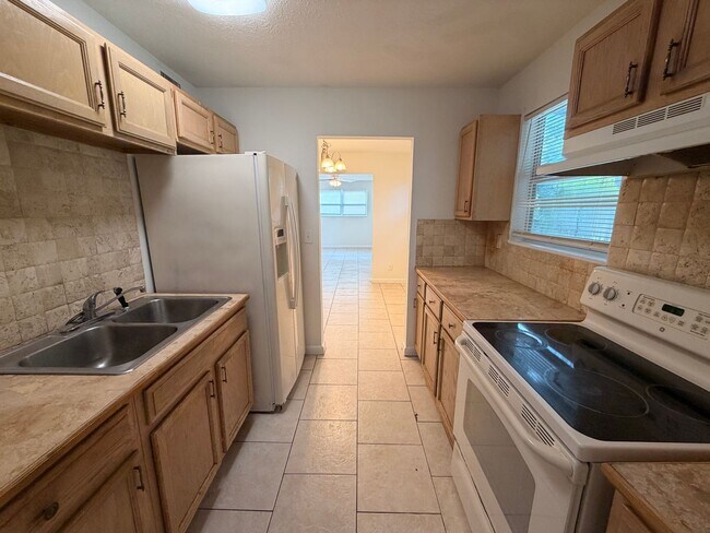 Building Photo - Spacious Westside 4/2 Home with Covered Parking – Pet Friendly- Apply Today!