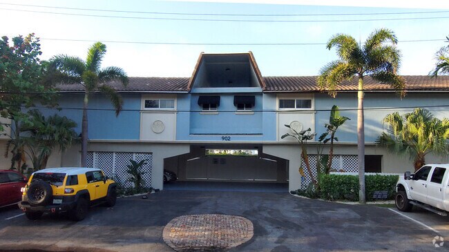 Building Photo - 902 Palm Ave E