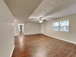 Building Photo - 942 Woodbridge Dr NE