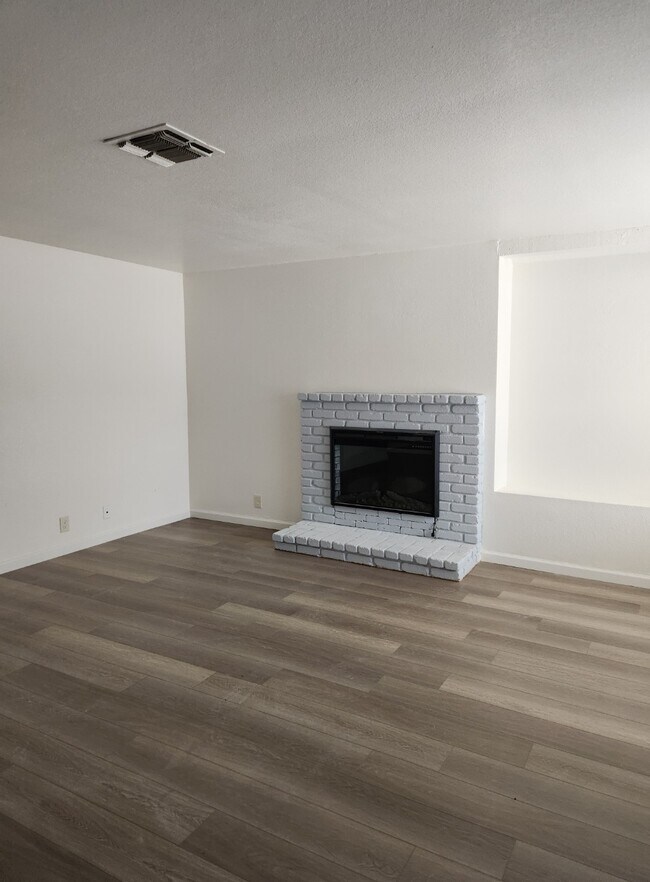 Building Photo - 310 Melody Dr