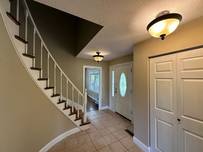 Building Photo - Large Weaverville Rental!