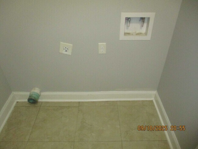 Building Photo - 1272 Askew