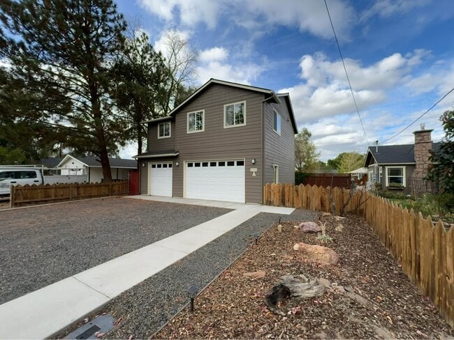 Building Photo - 233 NW Cedar Ave