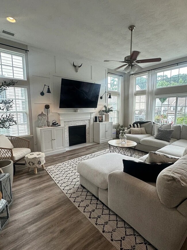 Building Photo - 1204 Topiary Pl