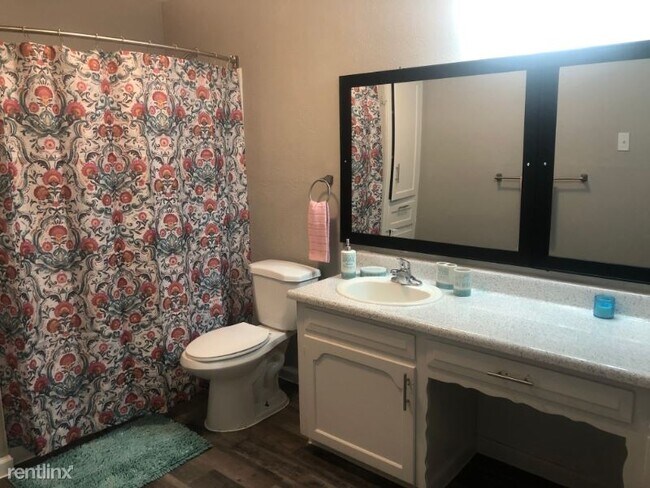 Building Photo - 1 br, 1 bath Apartment - 825  NORWOOD DR