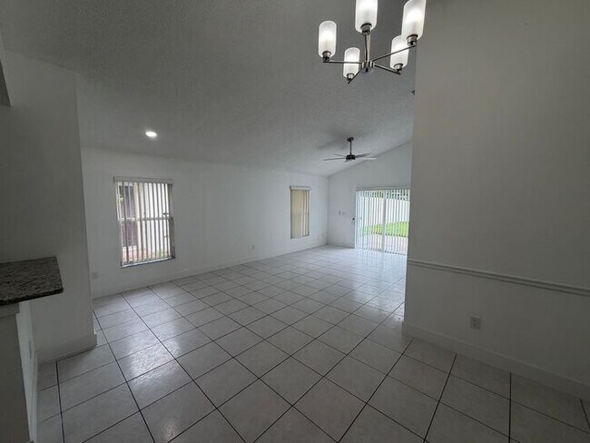 Foto del edificio - 3 Bedroom, 2 Bathroom East Orlando Home with Garage & Large Fenced Backyard!